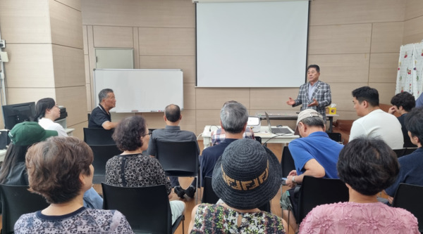 종로구의회는 11일 이광규 의원이 혜화경찰서 재건축 공사로 인해 발생한 주민 불편을 공론화하며, 장기간 방치 되어온 문제 해결의 실마리를 마련했다고 밝혔다. / 이광규 의원 제공