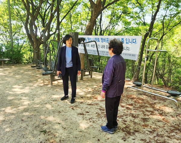 종로구의회는 11일 이미자 의원이 종로구민의 건강한 여가생활을 위한 의정활동의 일환으로 추진해온 '맨발 산책로' 조성 사업이 와룡공원 에어로빅장(와룡공원길 192) 일대에서 마무리됨에 따라 최근 현장을 방문해 시설을 점검하고 주민 의견을 청취했다고 밝혔다. 사진은 조성 전 모습 / 이미자 의원 제공