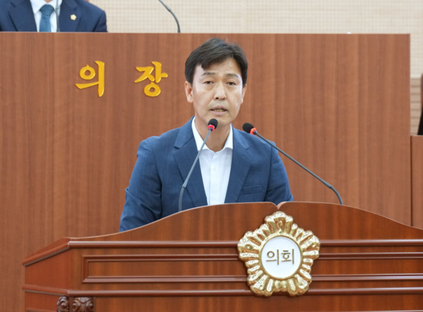 아산시의회는 14일 더불어민주당 명노봉 의원이 제260회 임시회 제1차 본회의에서 '순천향대학교 글로컬대학 30 사업 본지정 선정 촉구 결의안'을 대표 발의한 가운데, 결의안을 대표 발의한 명노봉 의원이 제안 설명을 하고 있다. / 아산시의회 제공