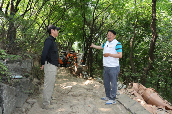 종로구의회는 지난 8일 김종보 의원은 숭인근린공원(숭인동 58-149 일대)에서 추진 중인 '숭인공원 맨발산책로 조성사업' 현장을 방문해 소관 부서와 함께 공사 진행 상황을 꼼꼼히 점검하고 관계자들을 격려했다고 밝혔다. / 김종보 의원 제공