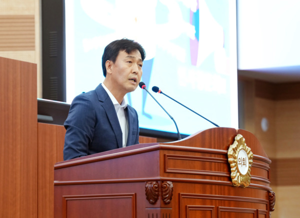 아산시의회는 14일 더불어민주당 명노봉 의원이 제260회 임시회 제1차 본회의에서 5분 자유발언을 통해 '인사청문회 외면은 곧 의회 무시다!'라는 주제로 아산시 인사청문회 제도의 실효적 시행을 강력히 촉구했다고 밝혔다. / 아산시의회 제공
