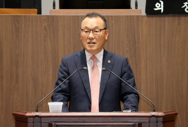 충남도의회는 15일 국민의힘 주진하 의원이 제360회 임시회 제1차 본회의에서 5분 발언을 통해 폭염으로 인한 사과 열과 피해를 기후재난으로 판단하고 이에 대한 보상 기준 마련과 농작물재해보험 제도 개선을 촉구했다고 밝혔다. / 충남도의회 제공