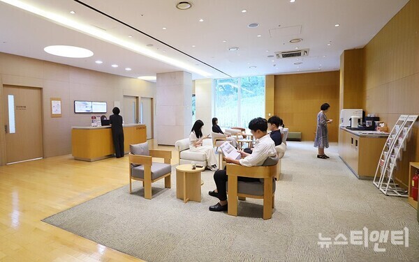 유성선병원 입원라운지 전경 / 선병원 제공