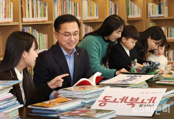 박희조 대전 동구청장이 동네북네 북카페에서 어린이들과 이야기를 나누고 있다. 