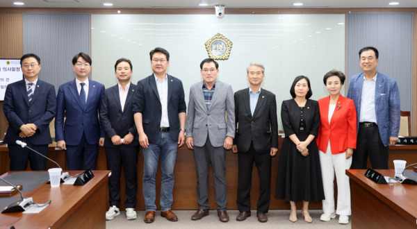 충남도의회가 제4기 윤리특별위원회를 새롭게 구성하고, 본격적인 활동에 돌입했다(사진 왼쪽부터 김선태 의원, 구형서 의원, 신영호 의원, 홍기후 의원, 이재운 위원장, 윤기형 부위원장, 신순옥 의원, 방한일 의원). / 충남도의회 제공