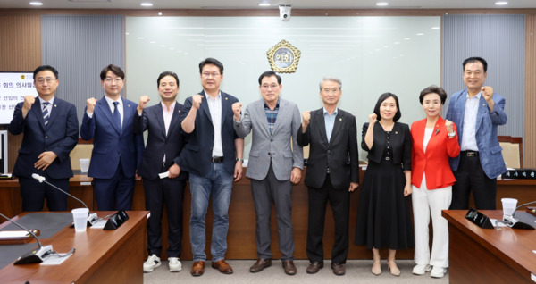 충남도의회가 제4기 윤리특별위원회를 새롭게 구성하고, 본격적인 활동에 돌입한 가운데, 이재운 위원장과 윤기형 부위원장을 비롯한 참석자들이 화이팅을 외치고 있다(사진 왼쪽부터 김선태 의원, 구형서 의원, 신영호 의원, 홍기후 의원, 이재운 위원장, 윤기형 부위원장, 신순옥 의원, 방한일 의원). / 충남도의회 제공