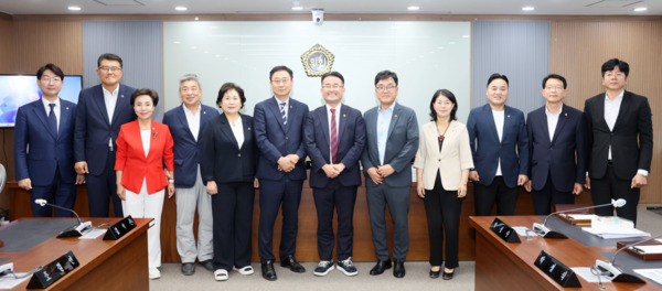 충남도의회 예산결산특별위원회는 지난 15일 제360회 임시회 제1차 회의를 개최하여 신임 부위원장을 선임하고, 집행부와 민생 중심의 예산 편성을 위한 의견을 공유했다고 밝혔다(사진 왼쪽부터 구형서 의원, 김기서 의원, 박미옥 부위원장, 전익현 의원, 김옥수 의원, 김선태 의원, 안장헌 위원장, 양경모 의원, 이현숙 의원, 박정수 의원, 이해선 의원, 이용국 의원). / 충남도의회 제공