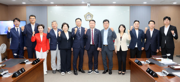 충남도의회 예산결산특별위원회는 지난 15일 제360회 임시회 제1차 회의를 개최하여 신임 부위원장을 선임하고, 집행부와 민생 중심의 예산 편성을 위한 의견을 공유했다고 밝혔다(사진 왼쪽부터 구형서 의원, 김기서 의원, 박미옥 부위원장, 전익현 의원, 김옥수 의원, 김선태 의원, 안장헌 위원장, 양경모 의원, 이현숙 의원, 박정수 의원, 이해선 의원, 이용국 의원). / 충남도의회 제공