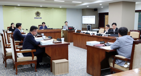 충남도의회 기획경제위원회는 16일 제360회 임시회 제1차 회의에서 기획조정실과 AI데이터정책관 소관의 2025년도 주요업무 추진 상황을 보고를 청취했다고 밝혔다. / 충남도의회 제공