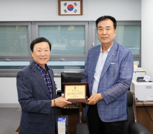 충남도의회는 16일 국민의힘 방한일 의원이 충청남도 내포행정동우회로부터 감사패를 수상했다고 밝혔다. / 방한일 의원 제공
