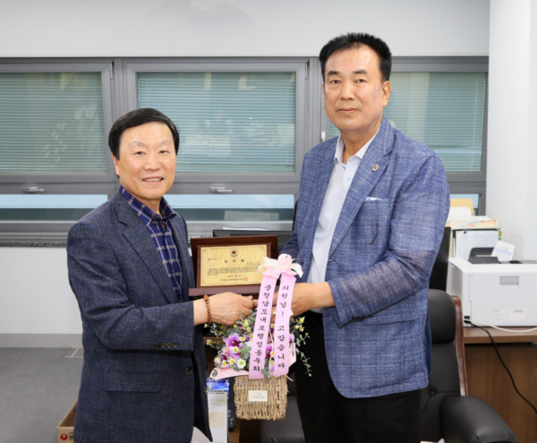 충남도의회는 16일 국민의힘 방한일 의원이 충청남도 내포행정동우회로부터 감사패를 수상했다고 밝혔다. / 방한일 의원 제공