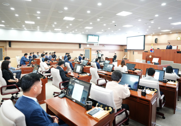 아산시의회는 제260회 임시회 기간 중 진행되고 있는 2025년도 주요업무보고 청취 일정 가운데, 17일 제2일차 상임위원회 일정 일부를 집중호우로 인해 서면보고로 대체했다고 밝혔다. / 뉴스티앤티 DB