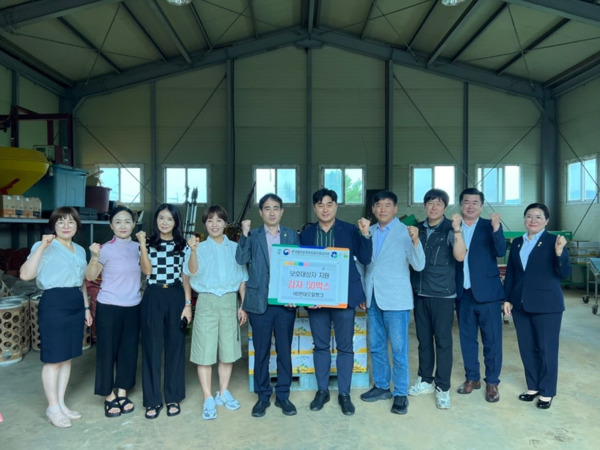 HD현대오일뱅크는 지난 16일 한국법무보호복지공단 충남지부에 감자 50박스(총 500kg)를 기증하고, 법무보호사업 기금 200만원을 전달하며 보호대상자들의 건강한 식생활과 안정적인 자립을 돕기 위한 따뜻한 나눔 활동을 실천한 가운데, 현대오일뱅크 백영선 차장을 비롯한 참석자들이 화이팅을 외치고 있다. / 한국법무보호복지공단 충남지부 제공