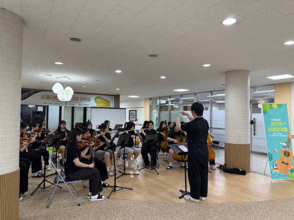 오송고등학교는 18일 본관 로비에서 점심시간을 활용해 사제동행 정오의 로비 음악회를 개최했다고 밝혔다. / 충북교육청 제공