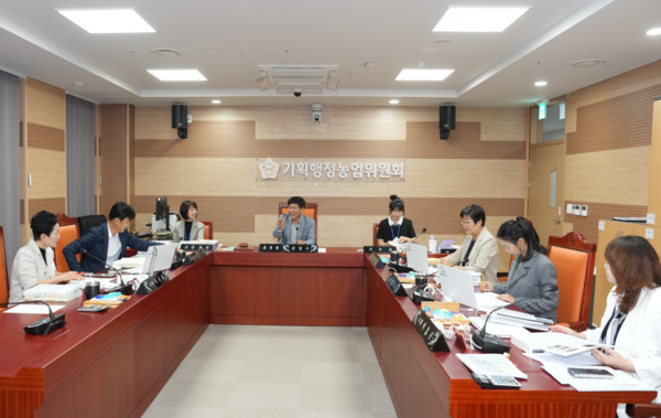 아산시의회 기획행정농업위원회는 18일 제260회 임시회에서 주요업무 추진상황 보고를 청취했다고 밝혔다. / 아산시의회 제공