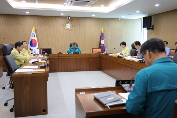 서천군의회는 지난 18일 의회 특별위원회실에서 호우 피해 현황을 청취하고, 지난 16일부터 내린 집중호우로 종천면·비인면·서면 등 지역에서 발생한 도로 유실과 산사태·침수 등 피해 현장 긴급방문을 진행했다고 밝혔다. / 서천군의회 제공