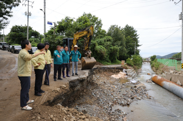 서천군의회는 지난 18일 의회 특별위원회실에서 호우 피해 현황을 청취하고, 지난 16일부터 내린 집중호우로 종천면·비인면·서면 등 지역에서 발생한 도로 유실과 산사태·침수 등 피해 현장 긴급방문을 진행했다고 밝혔다. / 서천군의회 제공