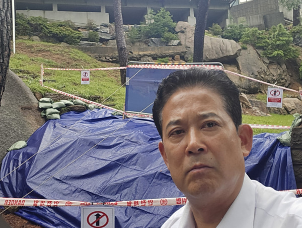 종로구의회는 지난 17일 정재호 의원은 축대 붕괴가 발생한 평창길 145 보현산신각 사고 현장을 찾아 긴급 점검을 실시했다고 밝혔다. / 정재호 의원 제공