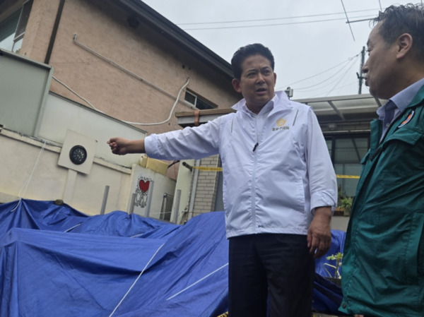 정재호 의원은 지난 17일 삼청동 축대 붕괴 사고 현장을 찾아 주변의 상황과 피해 상황을 파악하고, 관련 부서 관계자에게 추가 붕괴 위험에 대한 추가 피해가 발생하지 않도록 안전하고 신속한 조치를 요청했다. / 정재호 의원 제공
