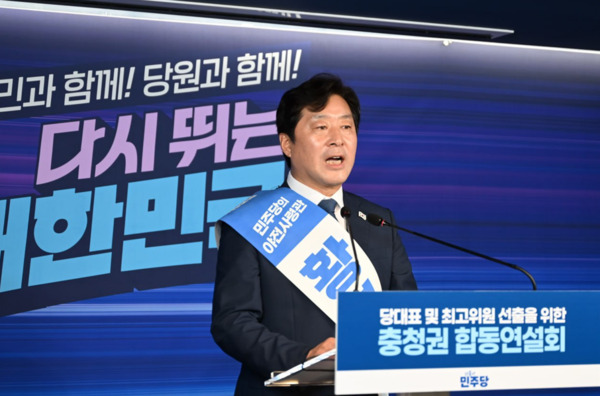 더불어민주당 최고위원선거에 단독 출마한 황명선 후보는 19일 "전국적인 폭우 피해 상황에서 온라인 연설회 전환을 먼저 건의했다"면서 "지금 가장 중요한 것은 국민의 생명과 안전이라"며 "현장에서 발로 뛰며 피해 복구에 최선을 다하겠다"고 포문을 열었다. / 황명선 의원 제공