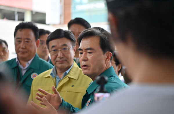 충남도는 지난 16일부터 도내 이어진 폭우로 피해가 속출한 가운데, 김태흠 지사가 윤호중 행정안전부장관에게 특별재난지역으로 선포해 줄 것을 건의했다고 밝혔다. 사진은 김태흠 충남지사와 윤호중 행정안전부 장관의 당진 어시장 피해 점검 모습 / 충남도청 제공