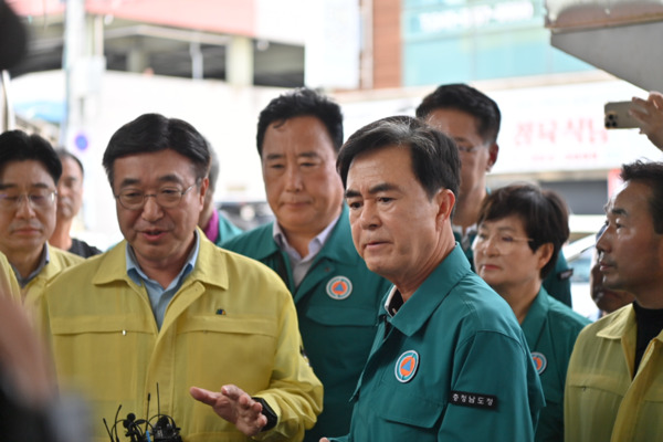 충남도는 지난 16일부터 도내 이어진 폭우로 피해가 속출한 가운데, 김태흠 지사가 윤호중 행정안전부장관에게 특별재난지역으로 선포해 줄 것을 건의했다고 밝혔다. 사진은 김태흠 충남지사와 윤호중 행정안전부 장관의 당진 어시장 피해 점검 모습 / 충남도청 제공