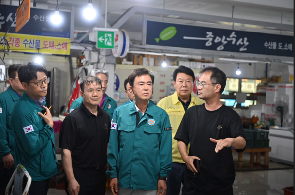 충남도는 지난 16일부터 도내 이어진 폭우로 피해가 속출한 가운데, 김태흠 지사가 윤호중 행정안전부장관에게 특별재난지역으로 선포해 줄 것을 건의했다고 밝혔다. 사진은 김태흠 충남지사와 윤호중 행정안전부 장관의 당진 어시장 피해 점검 모습 / 충남도청 제공