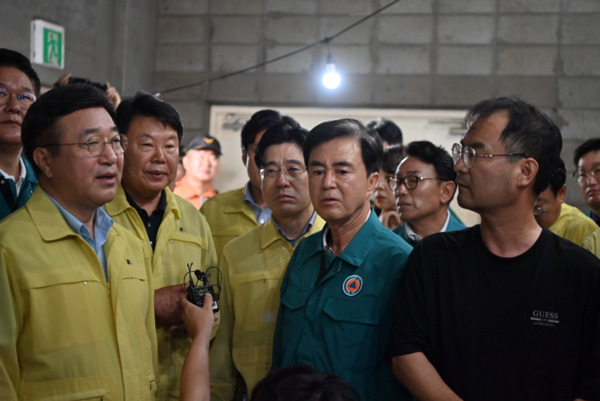 충남도는 지난 16일부터 도내 이어진 폭우로 피해가 속출한 가운데, 김태흠 지사가 윤호중 행정안전부장관에게 특별재난지역으로 선포해 줄 것을 건의했다고 밝혔다. 사진은 김태흠 충남지사와 윤호중 행정안전부 장관의 당진 어시장 피해 점검 모습 / 충남도청 제공