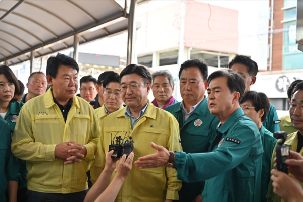 충남도는 지난 16일부터 도내 이어진 폭우로 피해가 속출한 가운데, 김태흠 지사가 윤호중 행정안전부장관에게 특별재난지역으로 선포해 줄 것을 건의했다고 밝혔다. 사진은 김태흠 충남지사와 윤호중 행정안전부 장관의 당진 어시장 피해 점검 모습 / 충남도청 제공