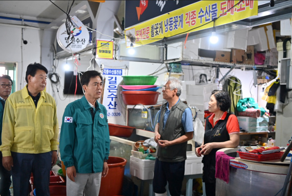 충남도는 지난 16일부터 도내 이어진 폭우로 피해가 속출한 가운데, 김태흠 지사가 윤호중 행정안전부장관에게 특별재난지역으로 선포해 줄 것을 건의했다고 밝혔다. 사진은 김태흠 충남지사와 윤호중 행정안전부 장관의 당진 어시장 피해 점검 모습 / 충남도청 제공