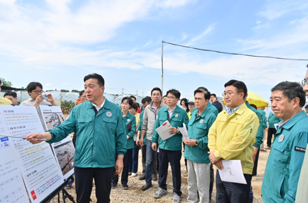 충남도는 지난 16일부터 도내 이어진 폭우로 피해가 속출한 가운데, 김태흠 지사가 윤호중 행정안전부장관에게 특별재난지역으로 선포해 줄 것을 건의했다고 밝혔다. 사진은 예산 시설하우스단지에서 김태흠 충남지사와 윤호중 행정안전부장관이 브리핑을 받고 있는 모습 / 충남도청 제공