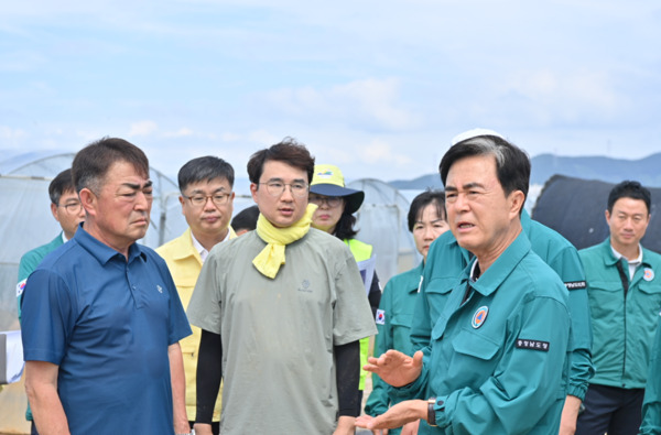 충남도는 지난 16일부터 도내 이어진 폭우로 피해가 속출한 가운데, 김태흠 지사가 윤호중 행정안전부장관에게 특별재난지역으로 선포해 줄 것을 건의했다고 밝혔다. 사진은 김태흠 충남지사의 예산 시설하우스단지 피해 점검 모습 / 충남도청 제공