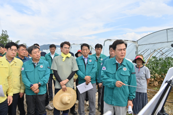 충남도는 지난 16일부터 도내 이어진 폭우로 피해가 속출한 가운데, 김태흠 지사가 윤호중 행정안전부장관에게 특별재난지역으로 선포해 줄 것을 건의했다고 밝혔다. 사진은 김태흠 충남지사가 예산 시설하우스단지에서 브리핑을 하고 있는 모습 / 충남도청 제공