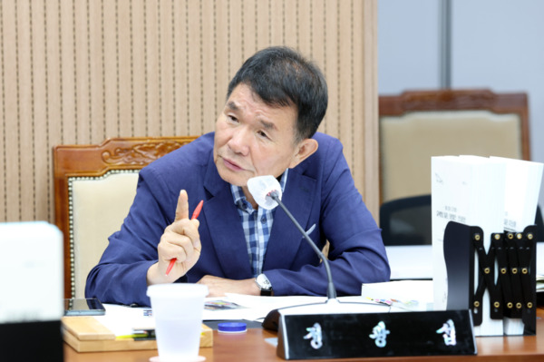 충남도의회 제1부의장을 맡고 있는 정광섭 의원은 지난 17일 제360회 임시회 제2차 보건복지환경위원회 산림자원연구소 업무보고에서 산림자원 보존과 도립공원내 사유지 매입을 조속히 추진할 것을 주문했다. / 정광섭 의원 제공