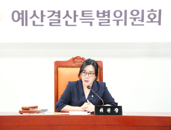 아산시의회는 제260회 임시회 기간 중인 21일부터 24일까지 3일간의 일정으로 2025년 제1회 일반 및 특별회계 세입세출 추가경정 예산안 심사에 돌입한 가운데, 김은아 위원장이 회의를 주재하고 있다. / 아산시의회 제공