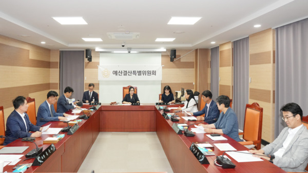 아산시의회는 제260회 임시회 기간 중인 21일부터 24일까지 3일간의 일정으로 2025년 제1회 일반 및 특별회계 세입세출 추가경정 예산안 심사에 돌입했다고 밝혔다. / 아산시의회 제공