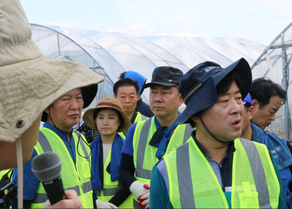 더불어민주당 지도부와 충남도당은 21일 극한호우로 큰 피해를 입은 예산군 신암면 호우피해 현장을 방문해 복구 봉사활동에 나섰다고 밝혔다. / 더불어민주당 충남도당 제공