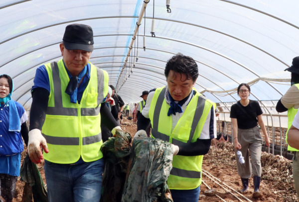 더불어민주당 지도부와 충남도당은 21일 극한호우로 큰 피해를 입은 예산군 신암면 호우피해 현장을 방문해 복구 봉사활동에 나섰다고 밝혔다. / 더불어민주당 충남도당 제공