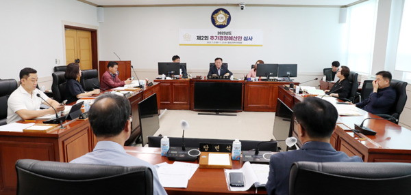 서산시의회는 지난 22일 의원들이 최근 이어진 집중호우로 인한 피해가 잇따르자 제307회 임시회 회기 중에도 시간을 쪼개 새벽과 저녁으로 각 지역의 피해 현장을 방문해 상황을 점검하고 복구 작업 지원으로 더욱 바쁜 날들을 보내고 있다고 밝혔다. / 서산시의회 제공