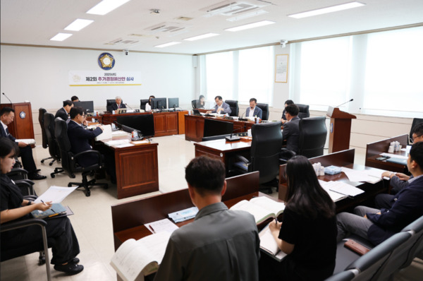 서산시의회는 지난 22일 의원들이 최근 이어진 집중호우로 인한 피해가 잇따르자 제307회 임시회 회기 중에도 시간을 쪼개 새벽과 저녁으로 각 지역의 피해 현장을 방문해 상황을 점검하고 복구 작업 지원으로 더욱 바쁜 날들을 보내고 있다고 밝혔다. / 서산시의회 제공