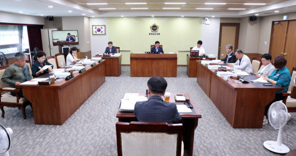 충남도의회 행정문화위원회는 23일 제360회 임시회 제3차 회의에서 문화체육관광국·충남도서관 소관 조례안 심사와 2025년 주요업무 추진상황에 대한 보고를 청취했다고 밝혔다. / 충남도의회 제공