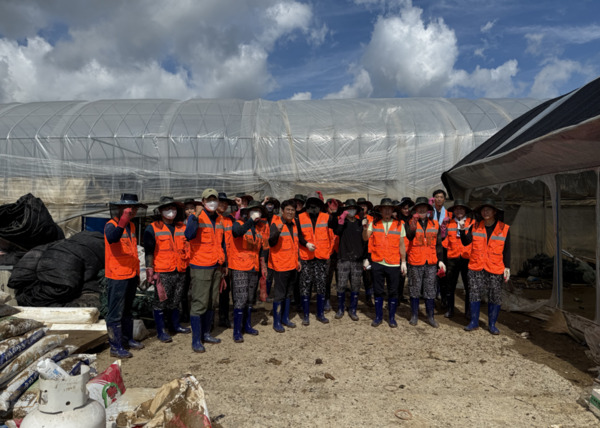 충남개발공사는 지난 22일 집중호우로 큰 피해를 입은 아산시 염치읍 소재 오이농장을 찾아 수해복구 봉사활동을 펼치면서 농가에 힘을 보탰다고 밝혔다. / 충남개발공사 제공