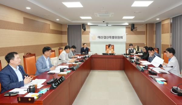 아산시의회는 24일 제260회 임시회 기간 중 예산결산특별위원회를 개최하고, 2025년 제1회 추가경정 예산안 및 기금운용계획 변경안을 심사 의결했다고 밝혔다. / 아산시의회 제공