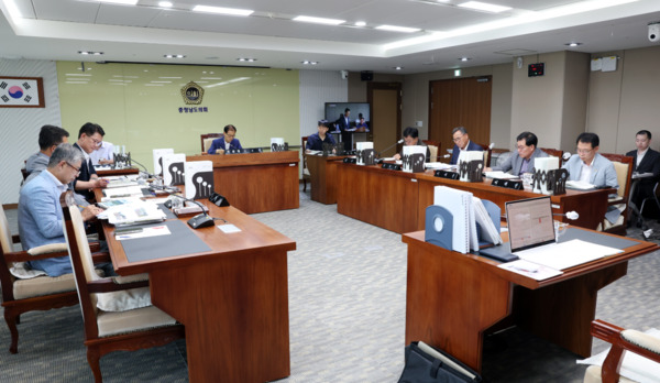 충남도의회 건설소방위원회는 24일 제360회 임시회 제3차 회의를 개최하고, 충남도 건설본부와 건설교통국 소관 2025년 주요업무 추진상황 보고를 청취했다고 밝혔다. / 충남도의회 제공