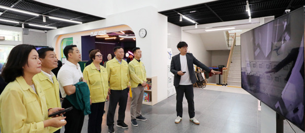 서산시의회 행정문화복지위원회는 지난 23일 제307회 임시회 중 2025년도 제2회 추가경정예산안 심사와 관련하여 성연면에 위치한 서산지식산업센터(성연3로 161) 매입 예정지와 성연 청소년 문화의 집(성연5로 92-33)으로 현장방문을 실시했다고 밝혔다(사진 왼쪽부터 이경화 의원, 김맹호 의원, 이정수 의원, 가선숙 부위원장, 강문수 위원장, 최동묵 의원). / 서산시의회 제공