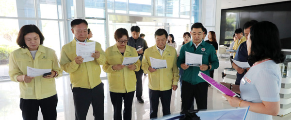 서산시의회 행정문화복지위원회는 지난 23일 제307회 임시회 중 2025년도 제2회 추가경정예산안 심사와 관련하여 성연면에 위치한 서산지식산업센터(성연3로 161) 매입 예정지와 성연 청소년 문화의 집(성연5로 92-33)으로 현장방문을 실시했다고 밝혔다(사진 왼쪽부터 이경화 의원, 강문수 위원장, 가선숙 부위원장, 김맹호 의원, 이정수 의원). / 서산시의회 제공