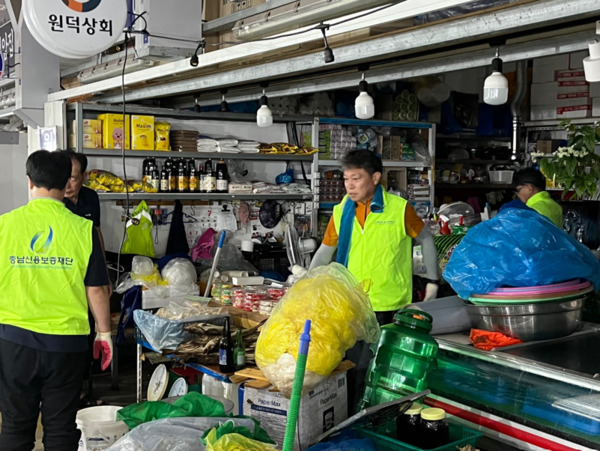 충남신용보증재단은 24일 충남도 내 집중호우로 큰 피해를 입은 중소기업·소상공인을 위해 신속한 금융지원 체계를 가동하고, 피해 현장을 직접 찾아 복구 자원봉사를 실시했다고 밝혔다. / 충남신용보증재단 제공