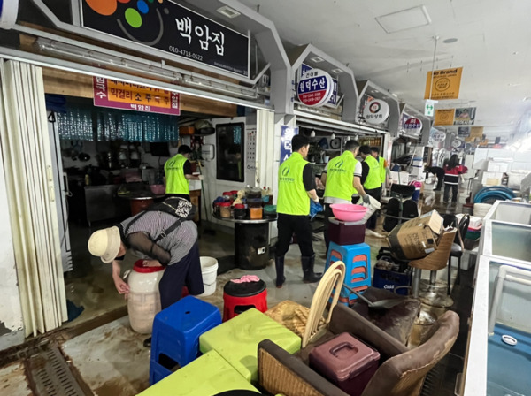 충남신용보증재단은 24일 충남도 내 집중호우로 큰 피해를 입은 중소기업·소상공인을 위해 신속한 금융지원 체계를 가동하고, 피해 현장을 직접 찾아 복구 자원봉사를 실시했다고 밝혔다. / 충남신용보증재단 제공