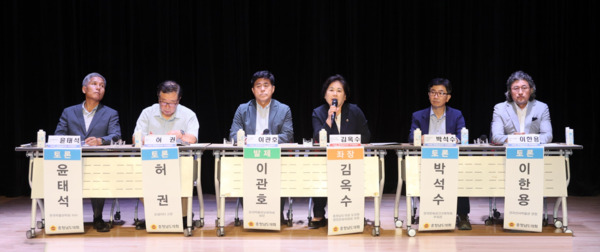 충남도의회는 25일 서산문화회관 소공연장에서 국민의힘 김옥수 의원을 좌장으로 '충남도립박물관 건립 필요성과 서산 유치 타당성'을 주제로 의정토론회를 개최한 가운데, 좌장을 맡은 김옥수 의원이  발언하고 있다. / 충남도의회 제공
