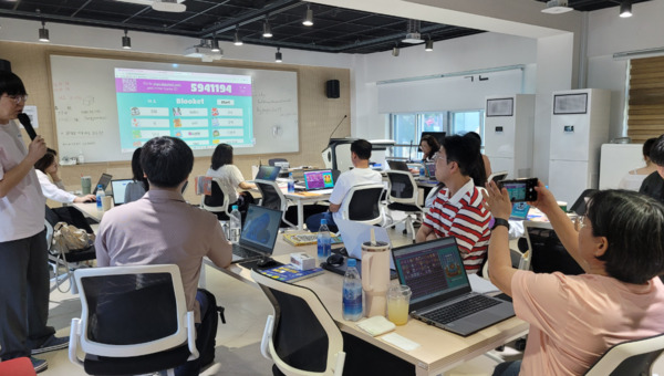 충북교육청 직속기관 교육연구정보원은 25일 급변하는 시대흐름에 맞춰 이번 여름방학을 활용해 교원 연수를 통해 AI 역량 강화에 나선다고 밝혔다. / 충북교육청 제공
